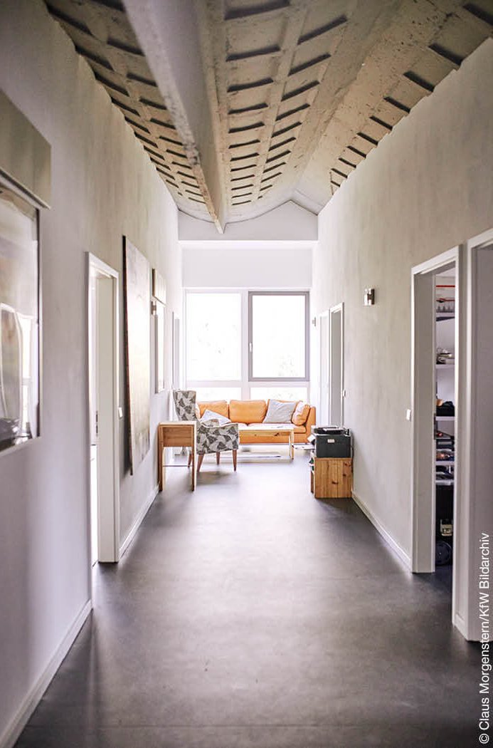 Wohnraum mit welliger Decke