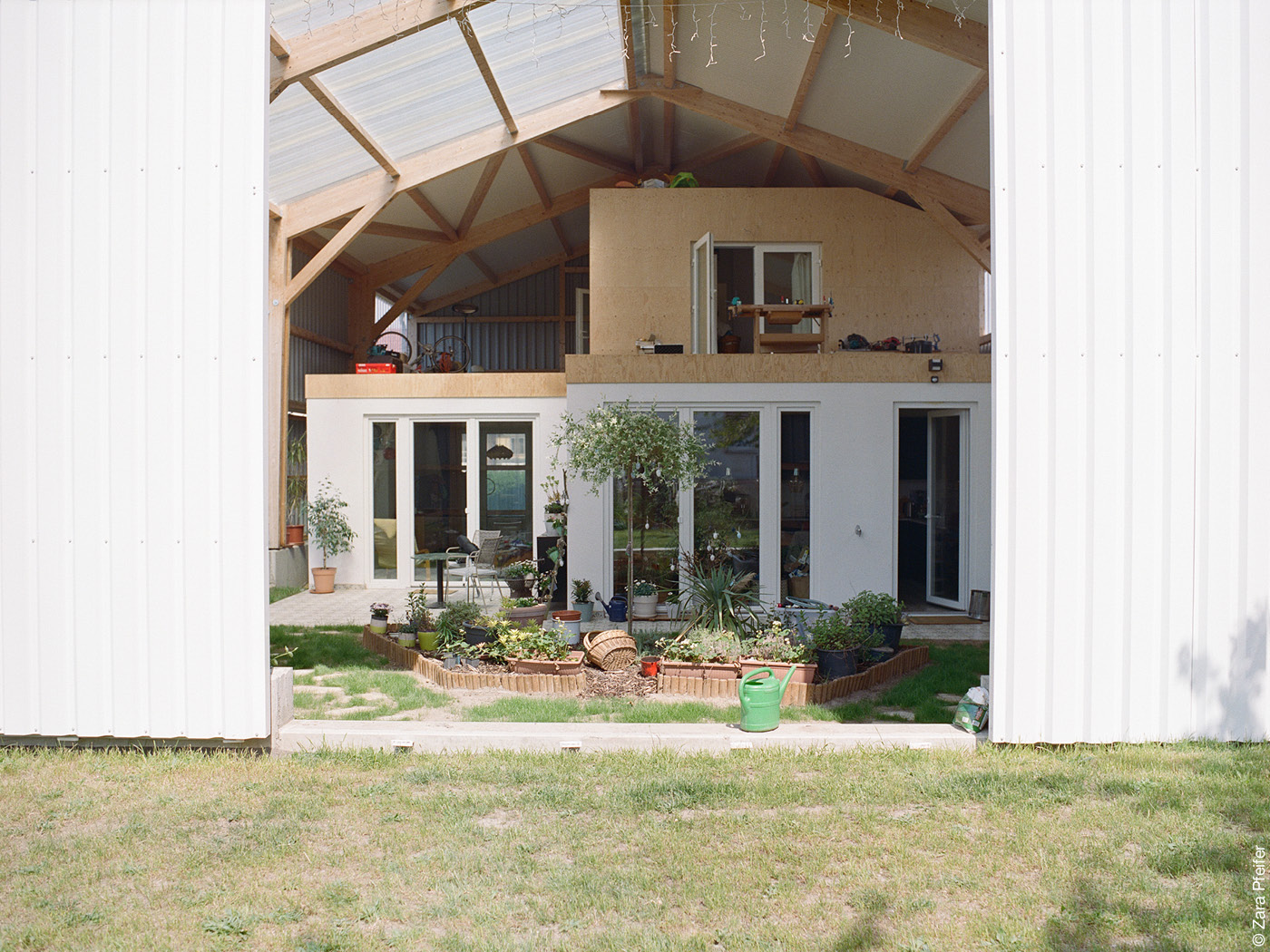 Wohnhaus mit kleinem Garten in einer Halle