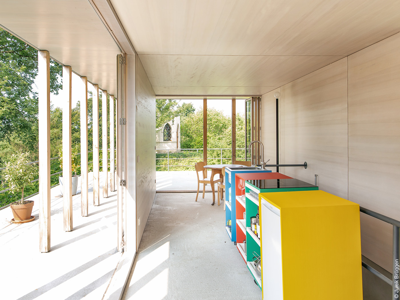 Bunte mobile Küchenmöbel und Autitt zu einer Terrasse