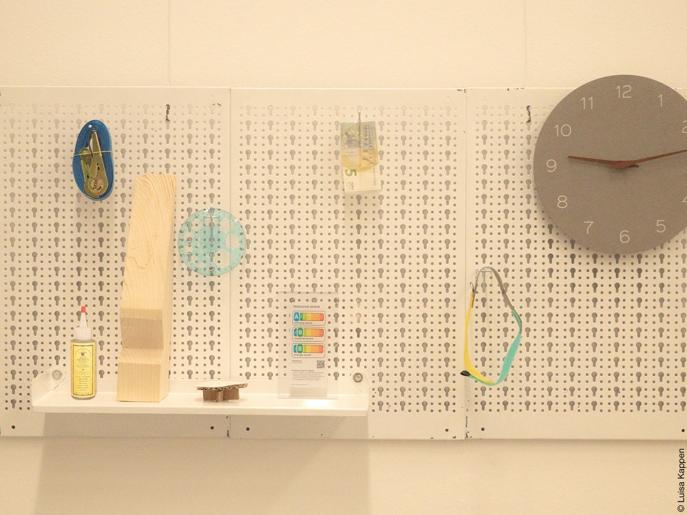 Die Werkzeugwand: Hier bringen die Teilnehmenden der Veranstaltungsreihe Gegenstände an, die symbolisch zum diskutierten Thema passen.