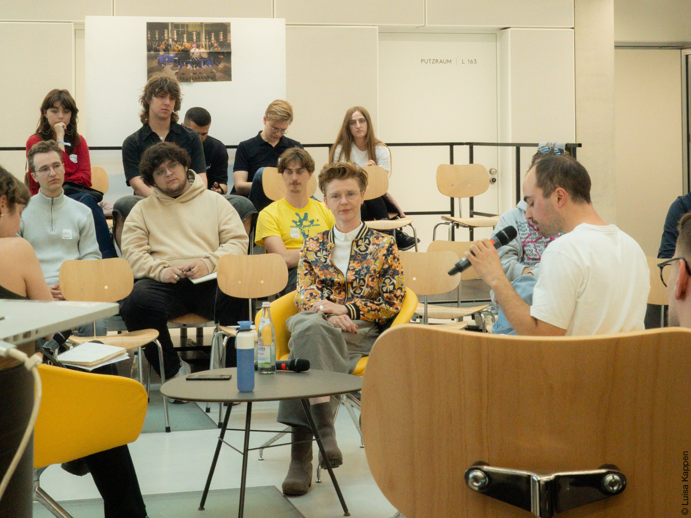 Gabriele Bernatzky von Hoskins Architects (Mitte) diskutiert mit den an der Werkstadt teilehmenden