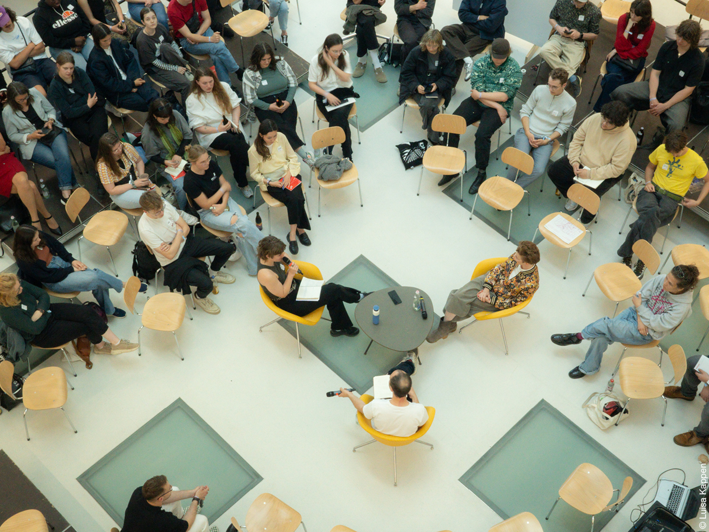 Bild der Diskussionsrunde einer Werkstadt von oben
