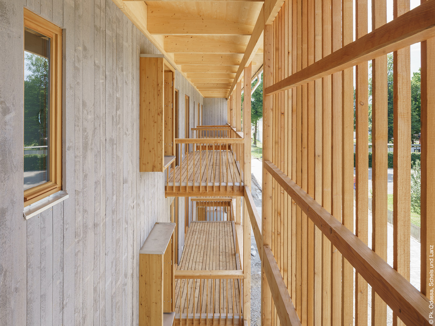 Balkone und Sonnenschutzlamellen aus Holz