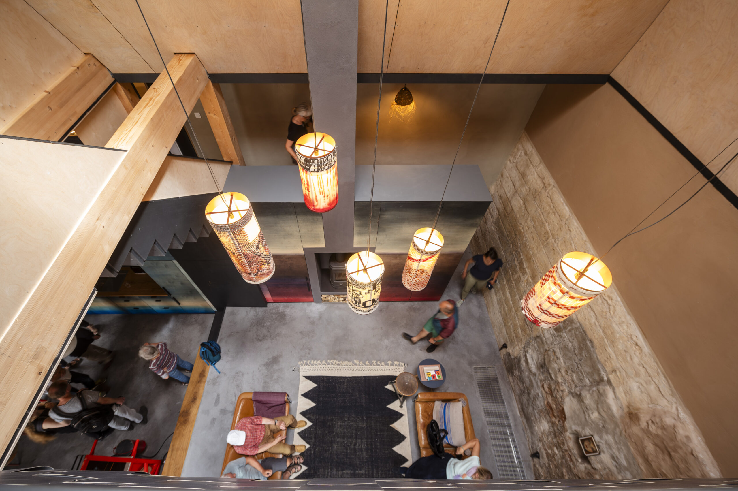 Raum mit leuchtenden Lampen von oben.