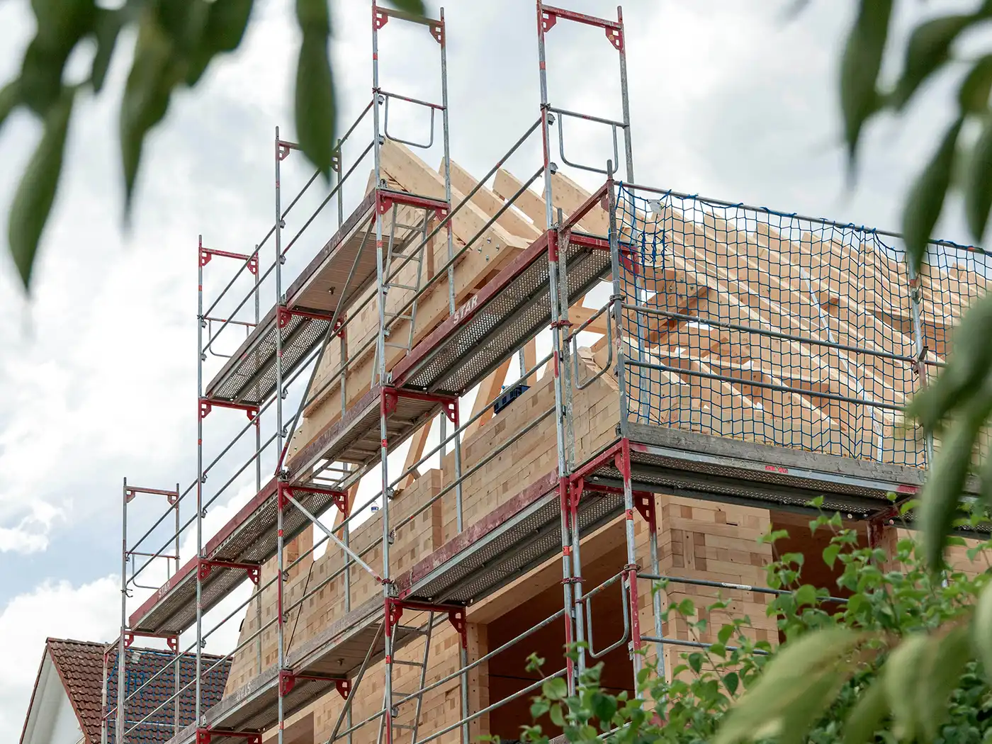 Baustelle eines Wohnhauses aus Triqbriq Holzbausteinen