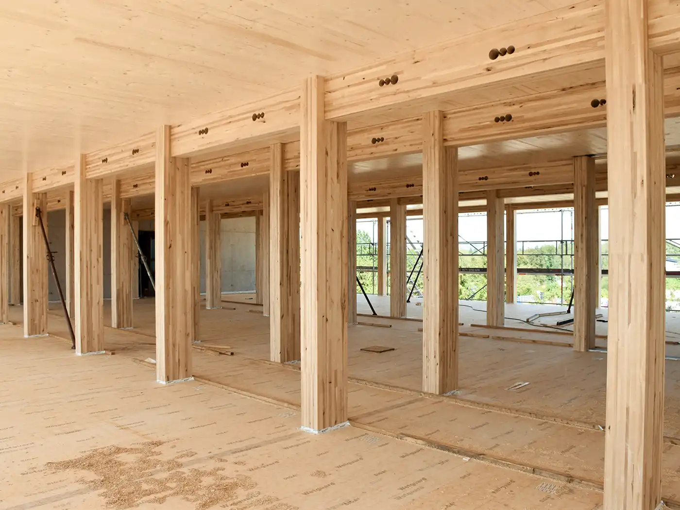 Rohbau mit Holzstützen und Holzdecken