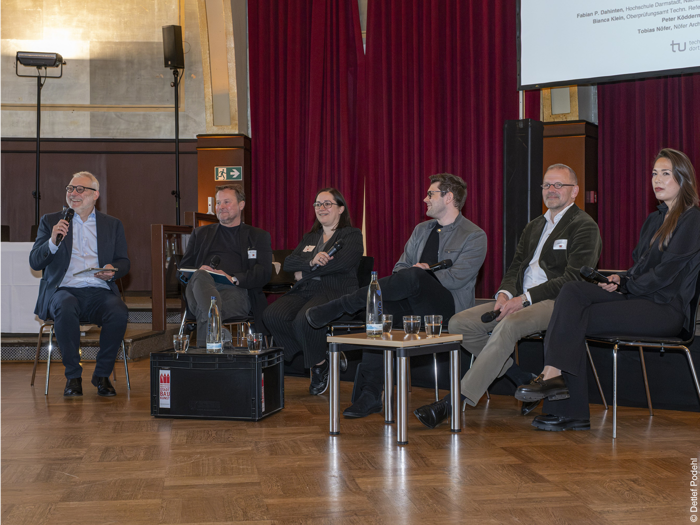 Das Podium zum Thema „Wer baut die Städte der Zukunft?“