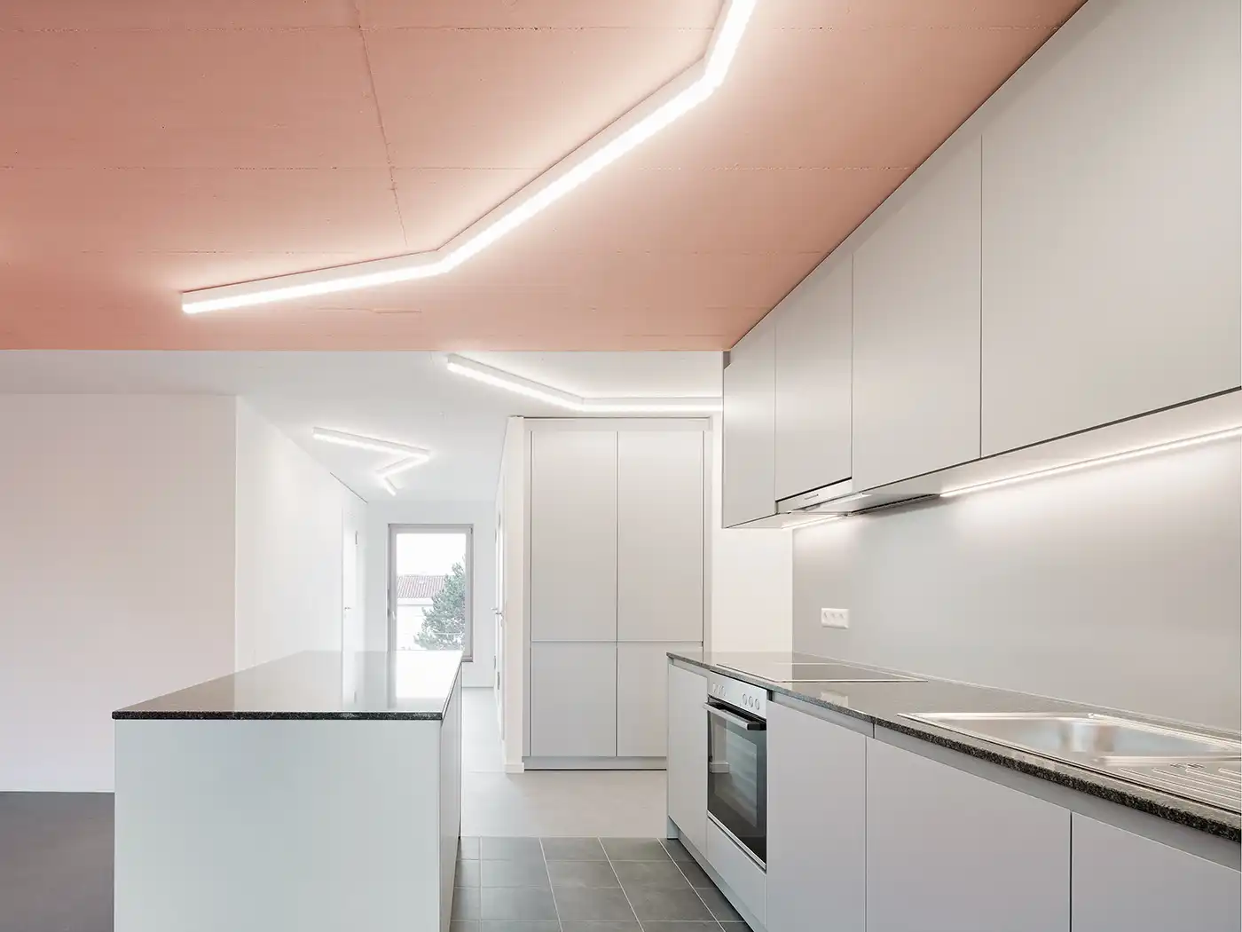 Weiße Küche mit roter Decke im Studierendenwohnheim in Ludwigsburg.