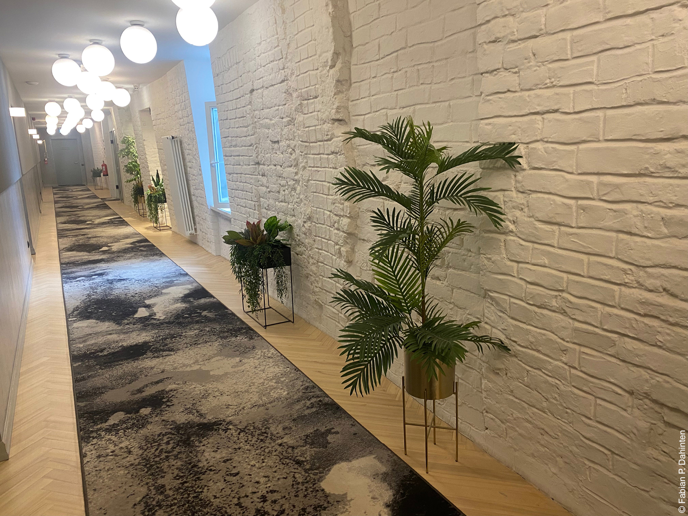 Hotelgang mit Plastikpflanzen