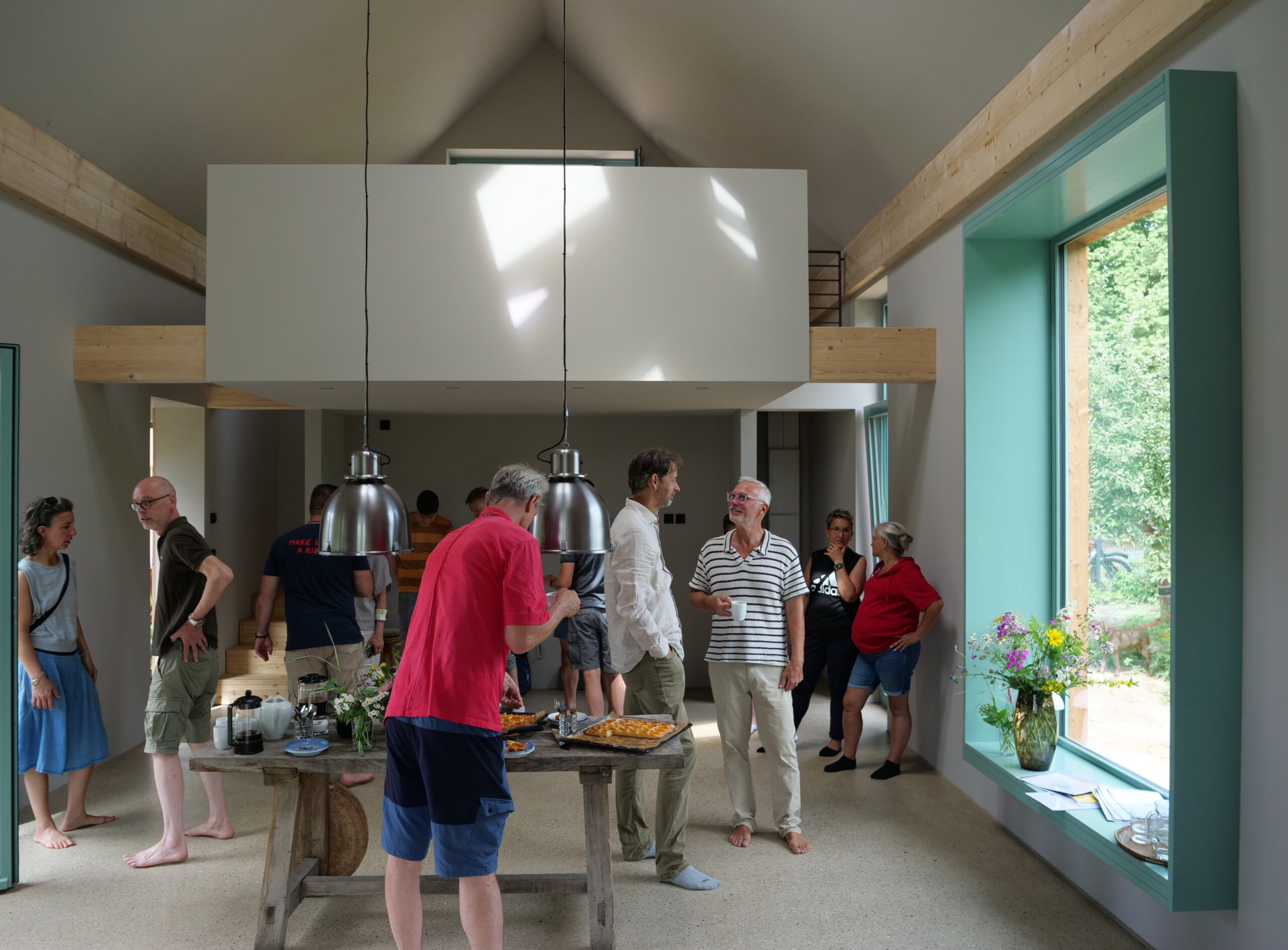 Männer und Frauen stehen in einer Küche