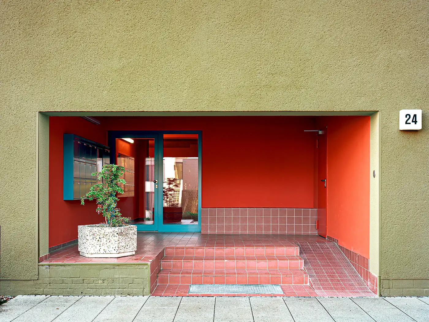 Eingang zum Studentenwohnheim in Berlin-Schlachtensee