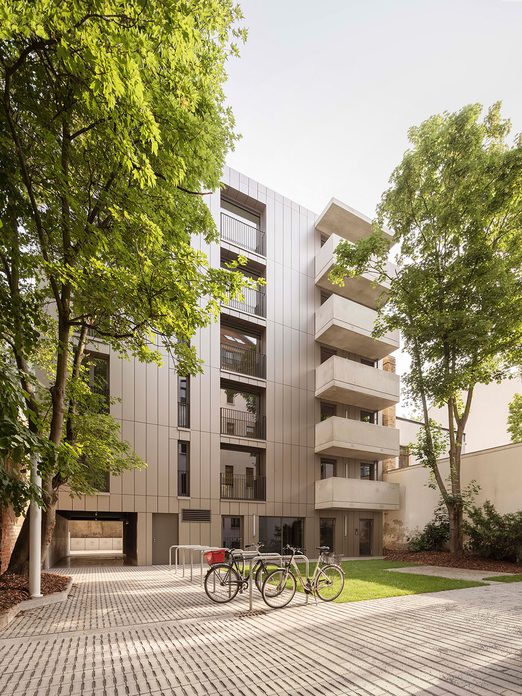 Hinterhaus mit Metallfassade und Balkonen aus Beton