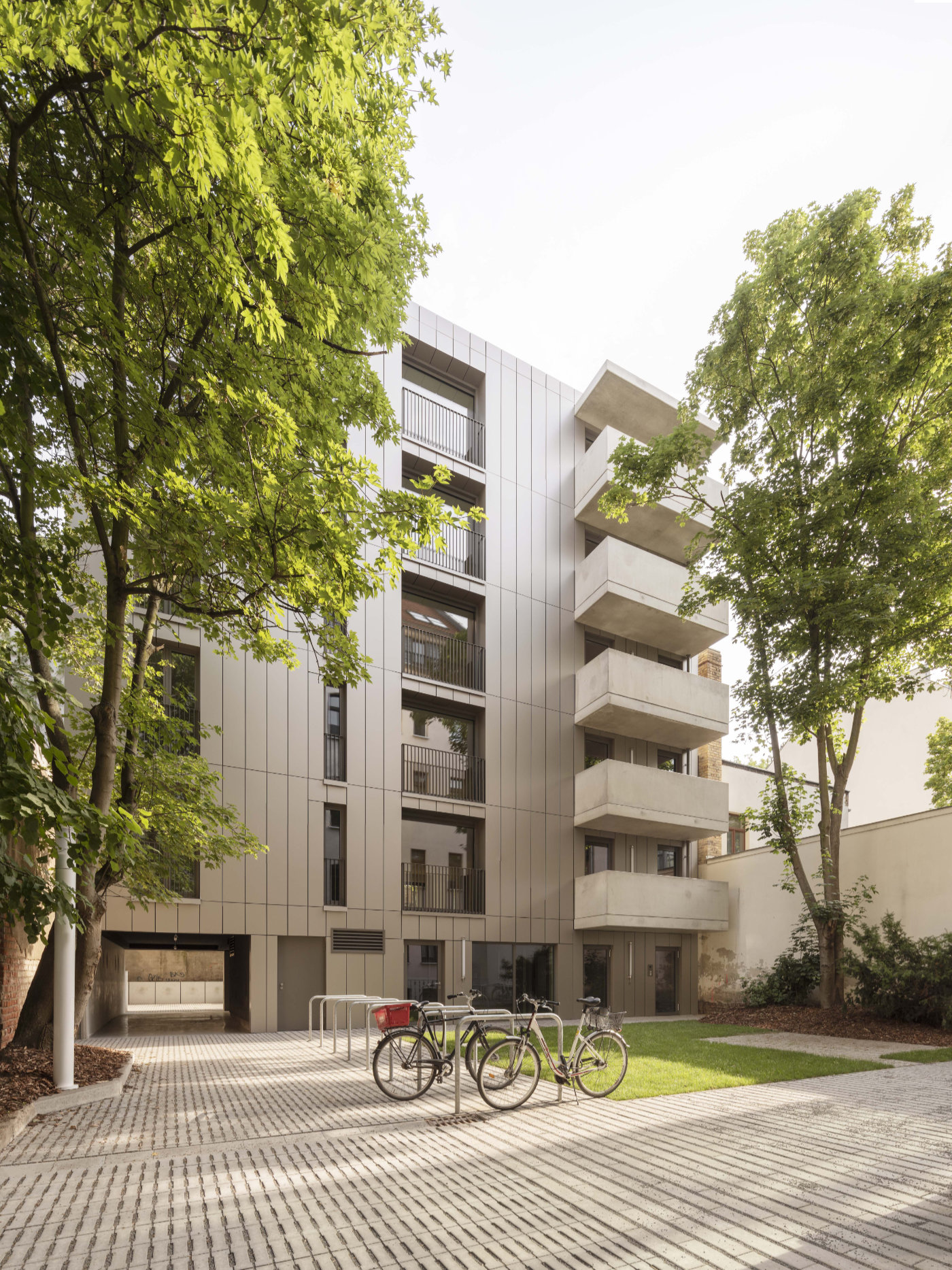 Wohnhaus mit Balkonen und Hof