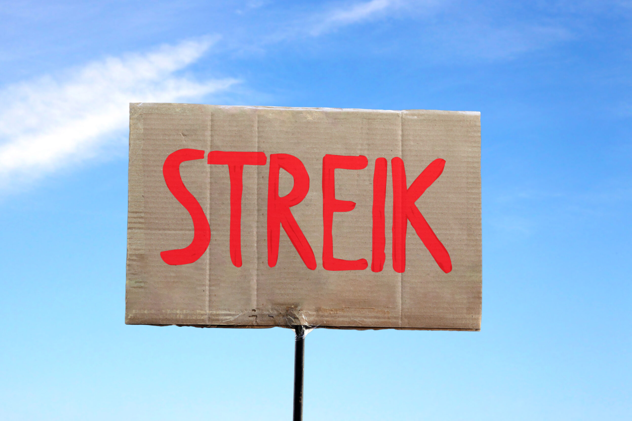 Pappschild mit der Aufschrift "Streik"
