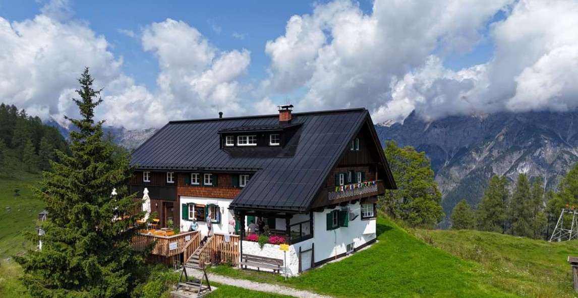 Haus in einer Berglandschaft mit schwarzglänzendem Solardach