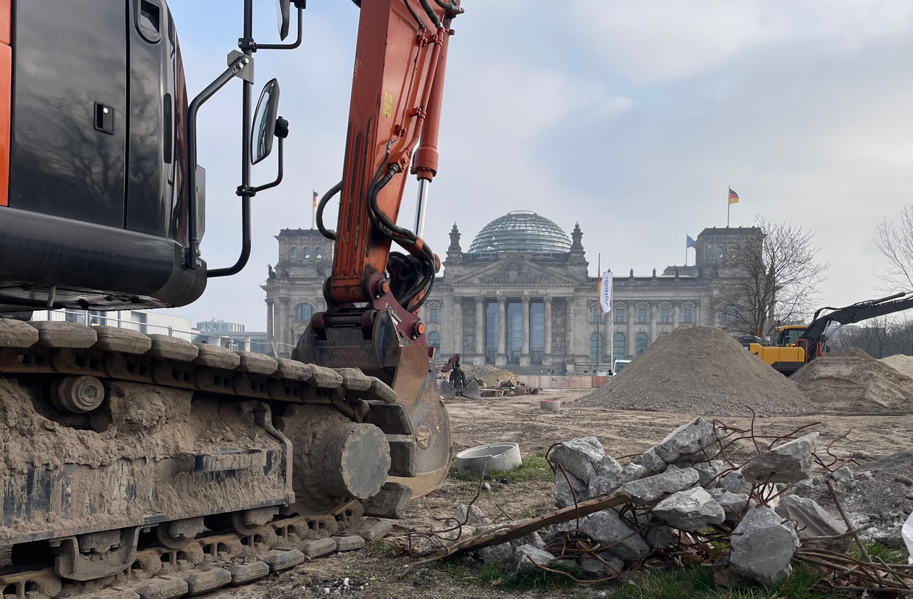 Bagger vor dem Reichstagsgebäude