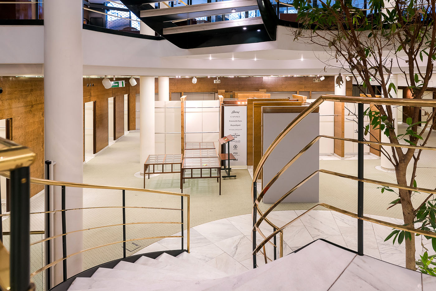 Marmortreppe im Modehaus Sauer mit goldenem Geländer