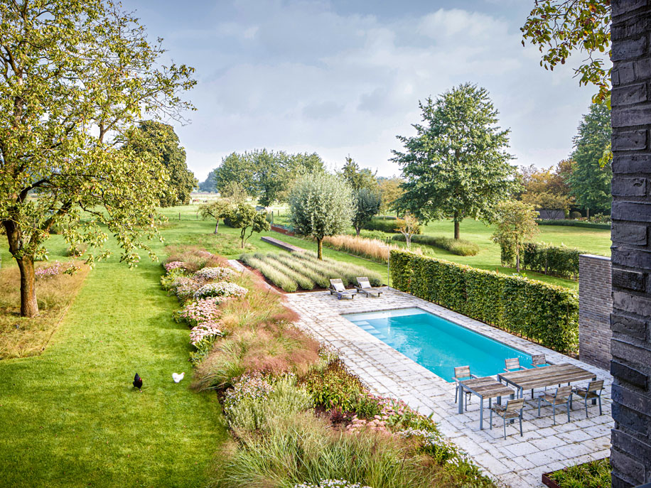 Blick aus dem Obergeschoss des Hauses über den Garten