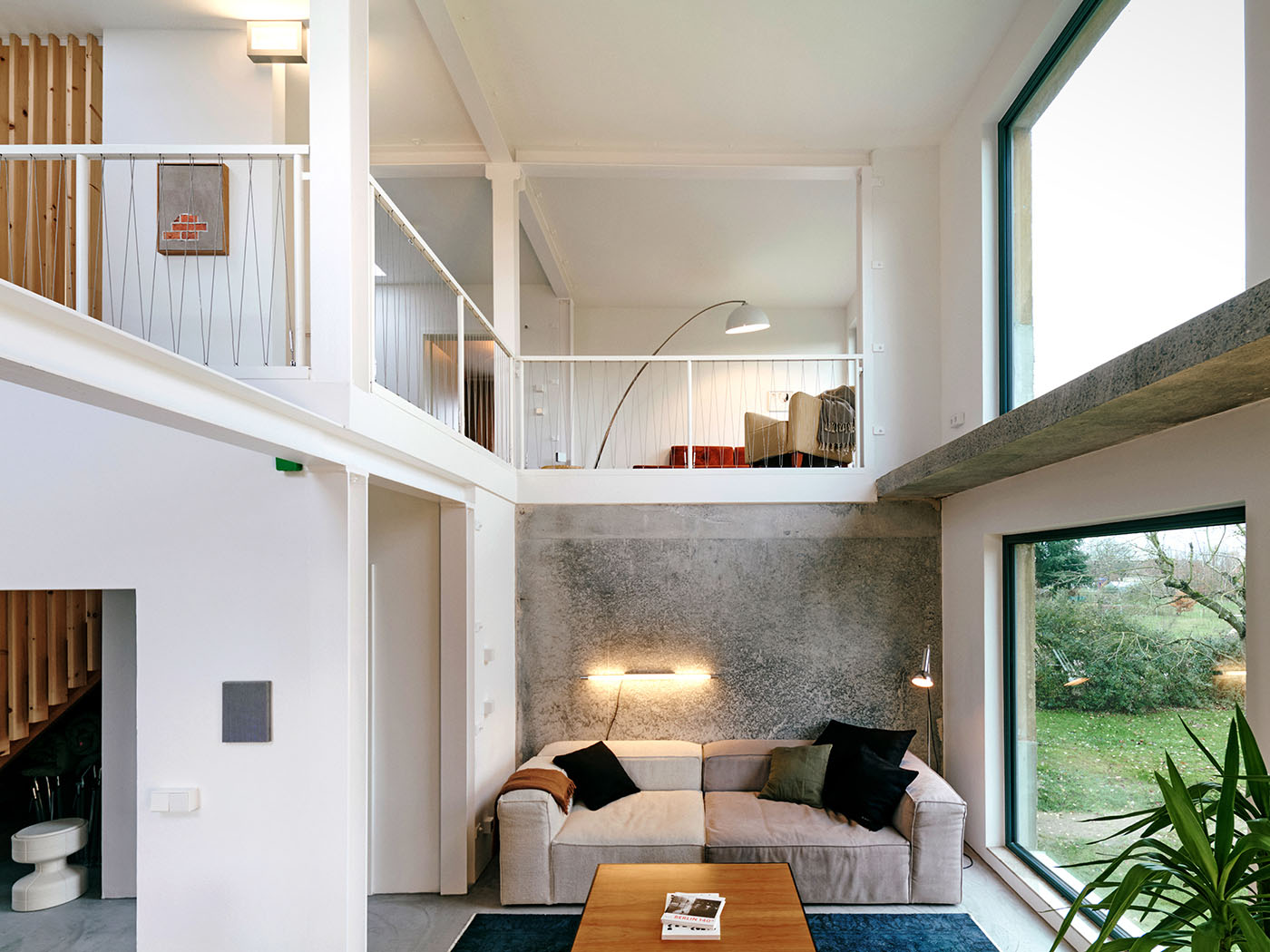 Wohnzimmer mit bodentiefen Fenstern