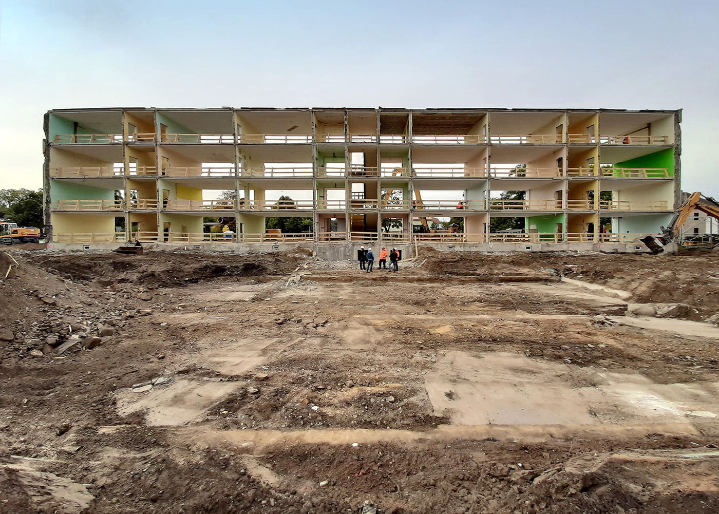 Baustelle der Grundschule Neuruppin als Plattenbau während Umbau
