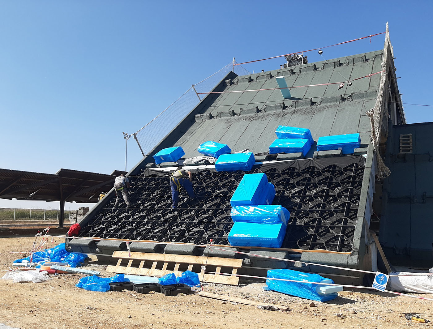 Steildach mit Vorbereitungen für eine Begrünung