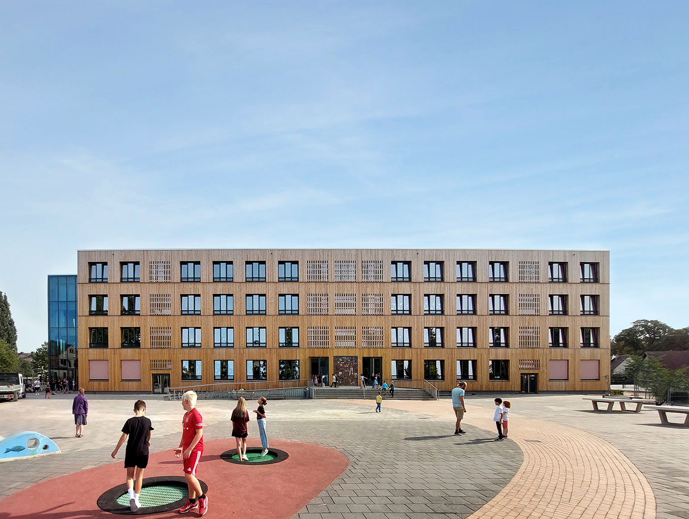 Grundschule in Neuruppin als Plattenbau nach dem Umbau mit Holzfassade