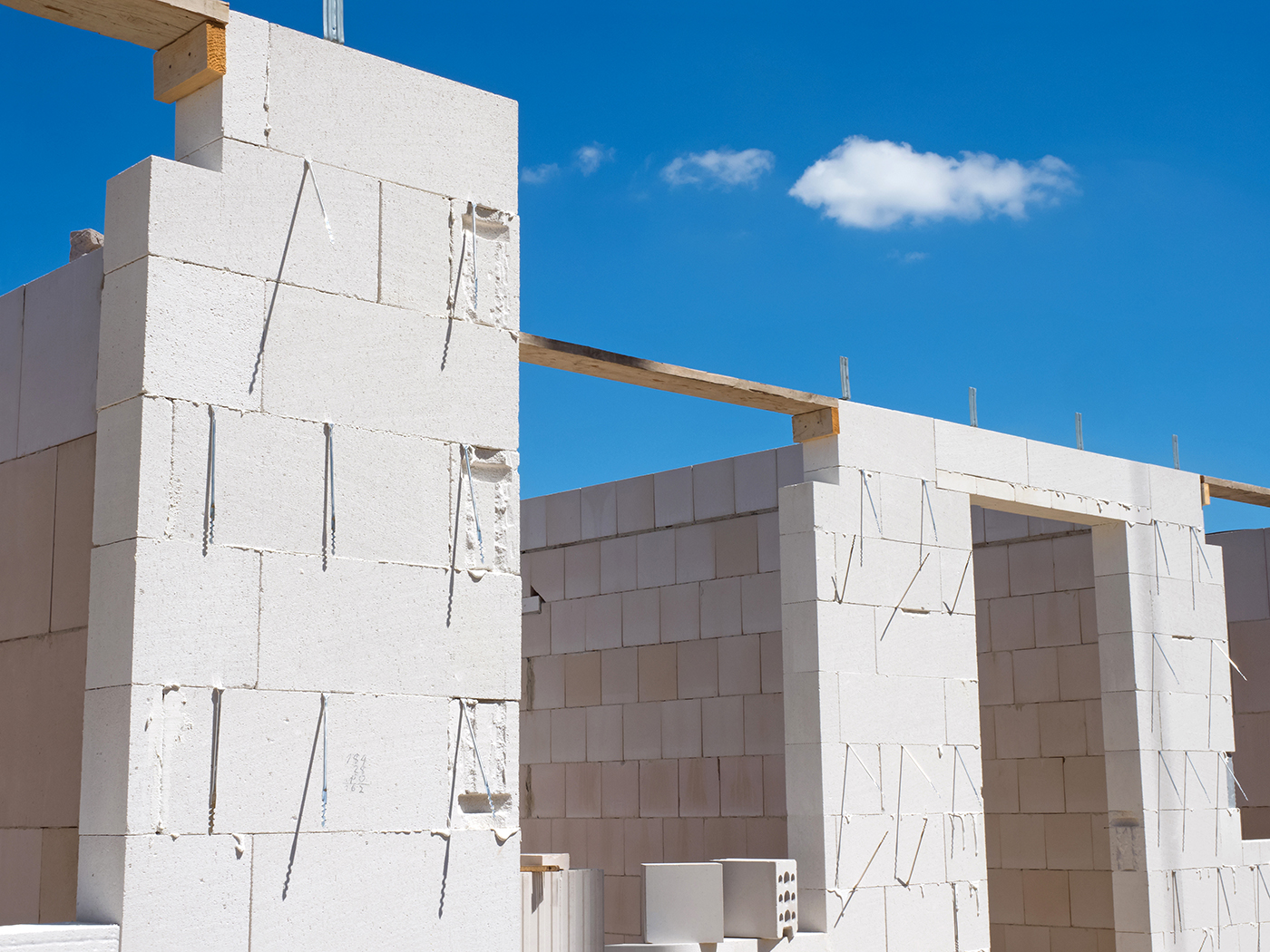 Baustelle mit Wänden aus Kalksandstein