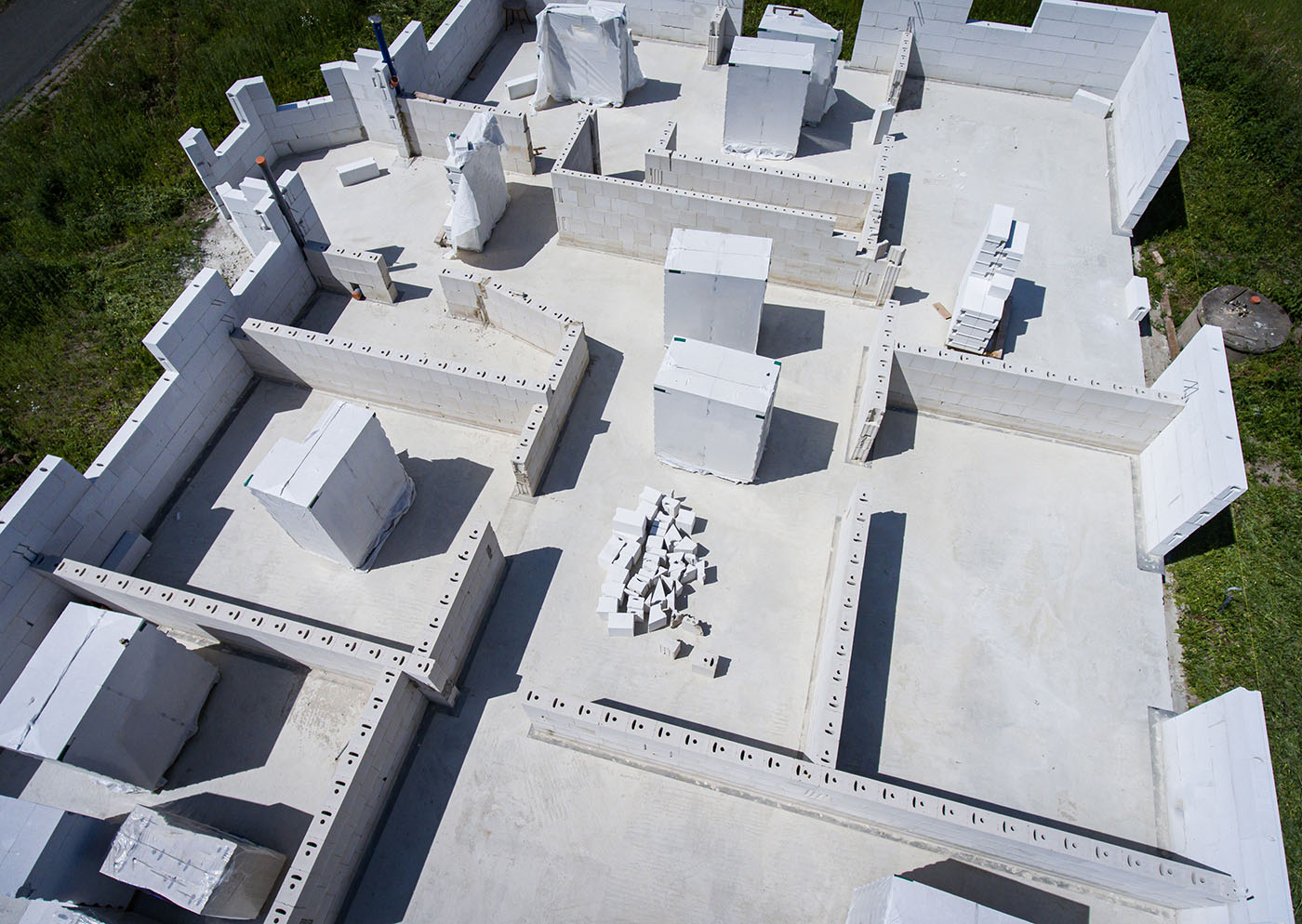 Baustelle mit Wänden aus Kalksandstein