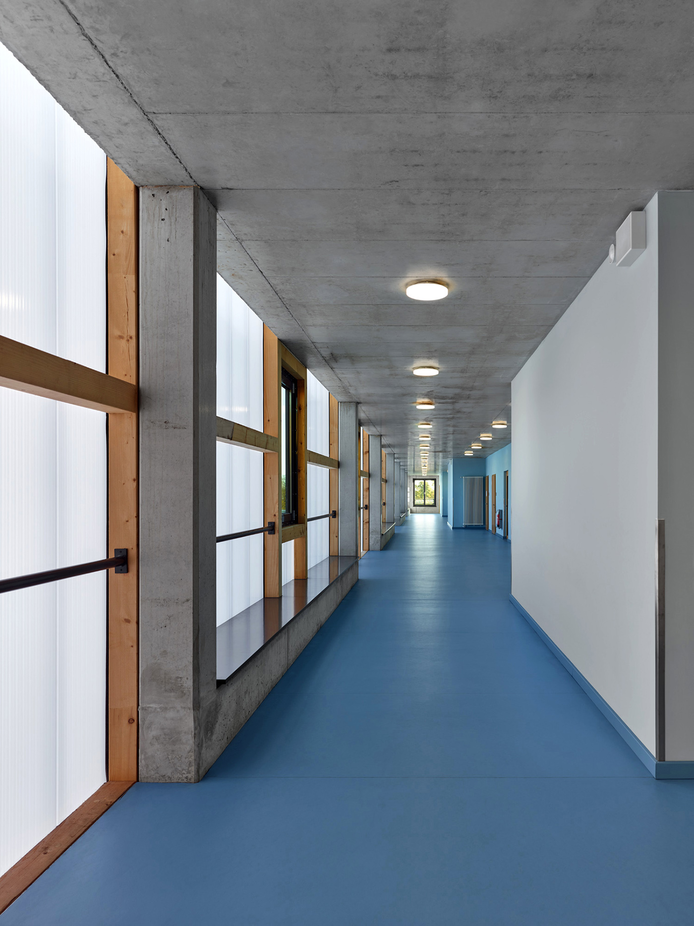 Flur in einer Schule mit blauem Fußboden