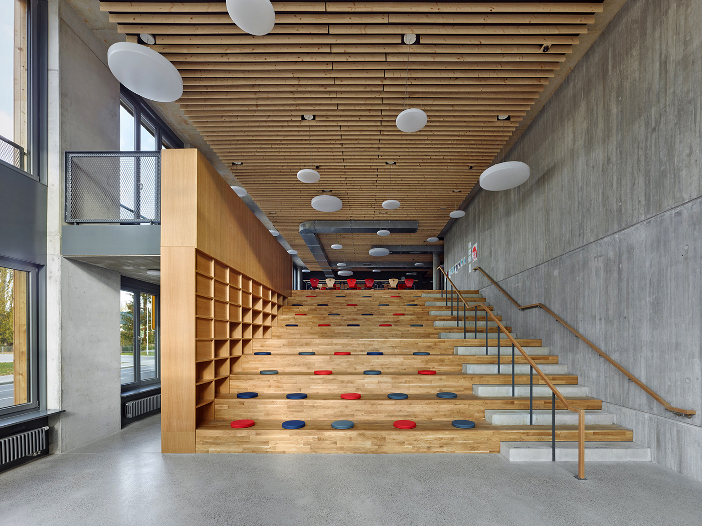 Sitztreppe aus Holz in einem Schulgebäude