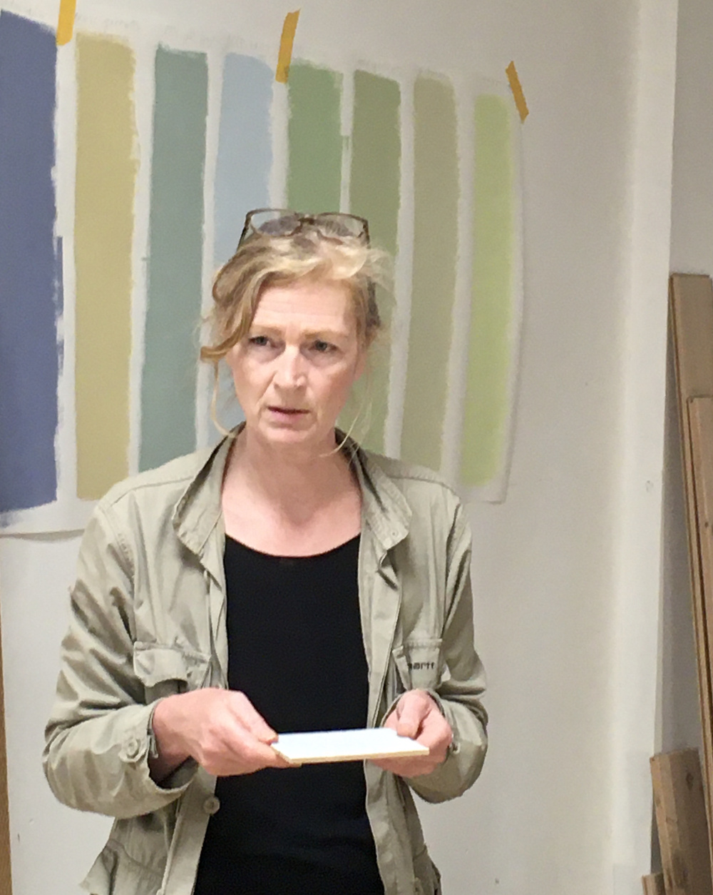 Nathalie Pagels vor Farbproben