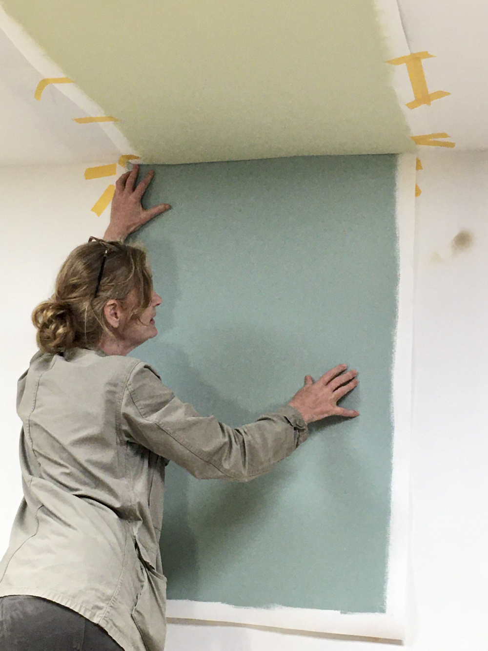 Nathalie Pagels mit großen Farbproben