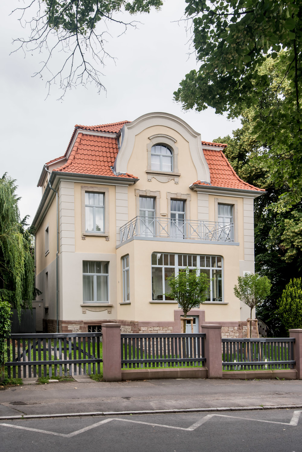 Stadtvilla in hellen Farben