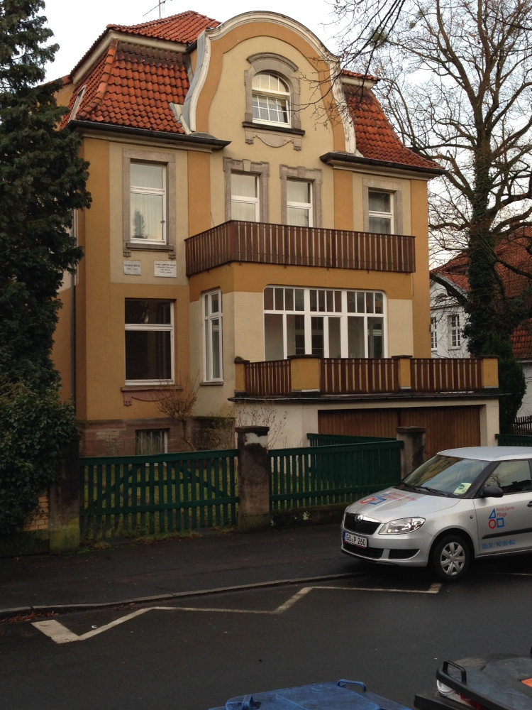 Stadtvilla in Farben ocker und beige