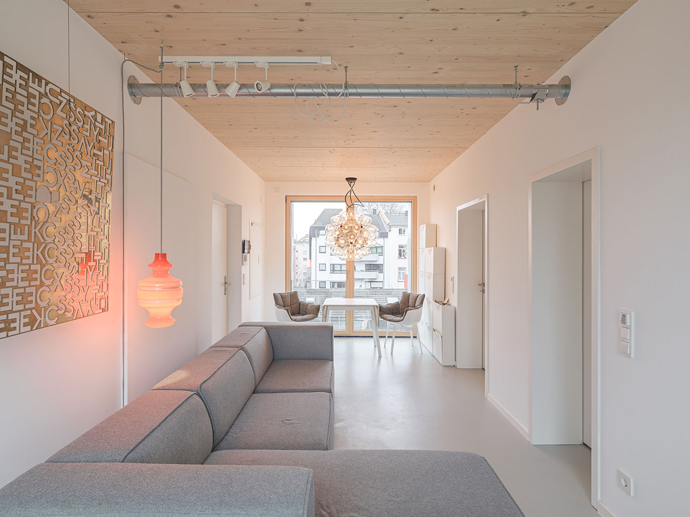 Wohnraum mit Holzdecke und großem Sofa