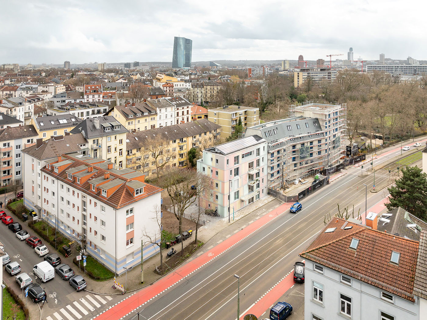 Neubau der Frankfurter Baugruppe „Gemeinsam suffizient leben“ aus der Luft