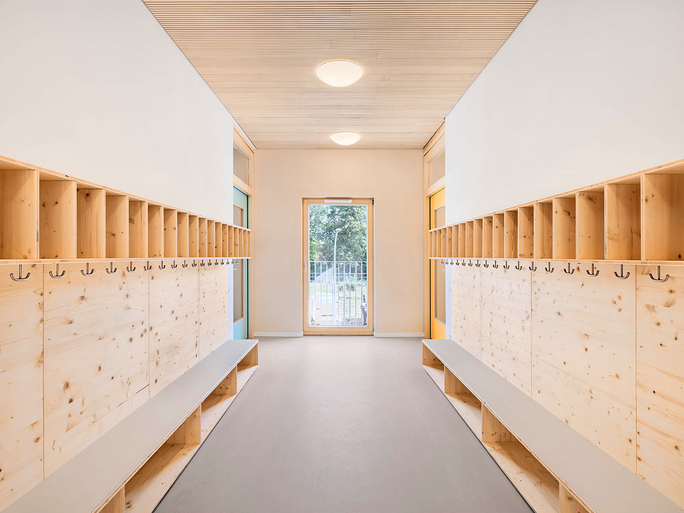 Raum mit Holzwänden, Garderobe und Sitzbänken