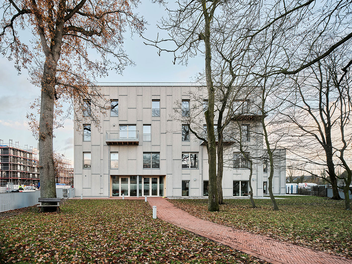 Wohnhaus im Ellener Hof in Bremen mit grauer Holzfassade