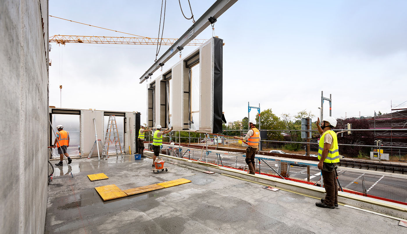 Serielles bauen auf der Baustelle mit Einheben eines Wandelements