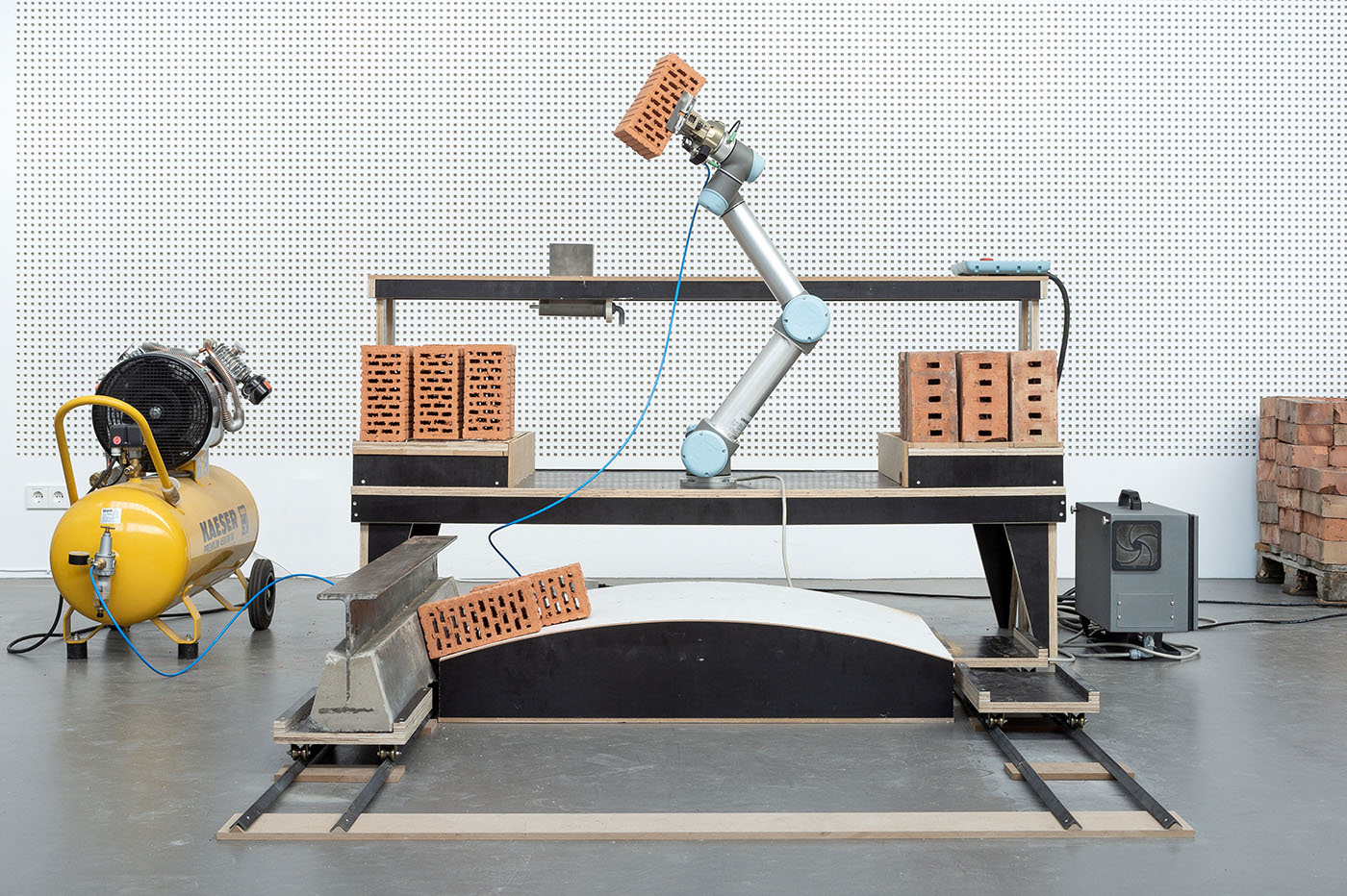 Ein Roboter verlegt Ziegelsteine zu einem Bogen