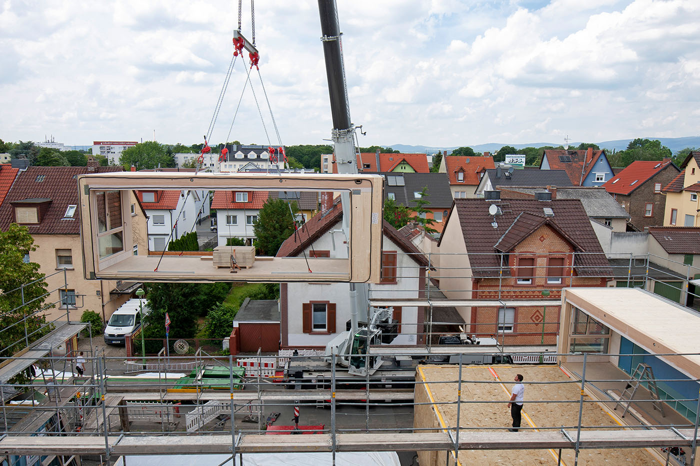 Serielles Bauen mit Holzmodul an einem Kran