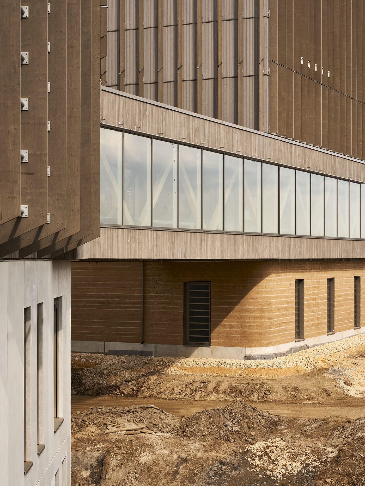 Fassade am Weleda Logistik-Center aus Holz und Stampflehm