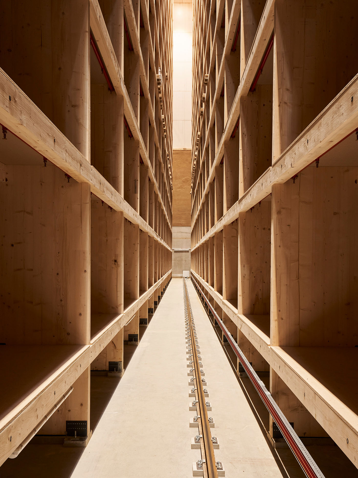 Leeres Hochregallager aus Holz