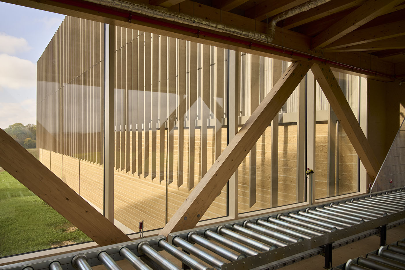 Fensterfront im Logistik-Center von Weleda mit Förderband