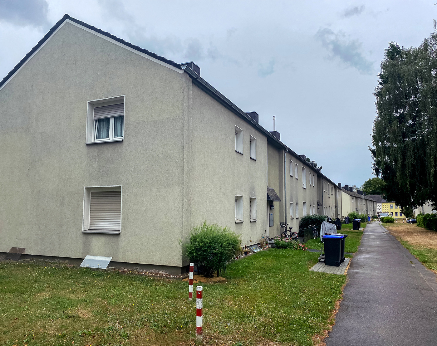 Mehrfamilienhäuser mit angegrauter Fassade
