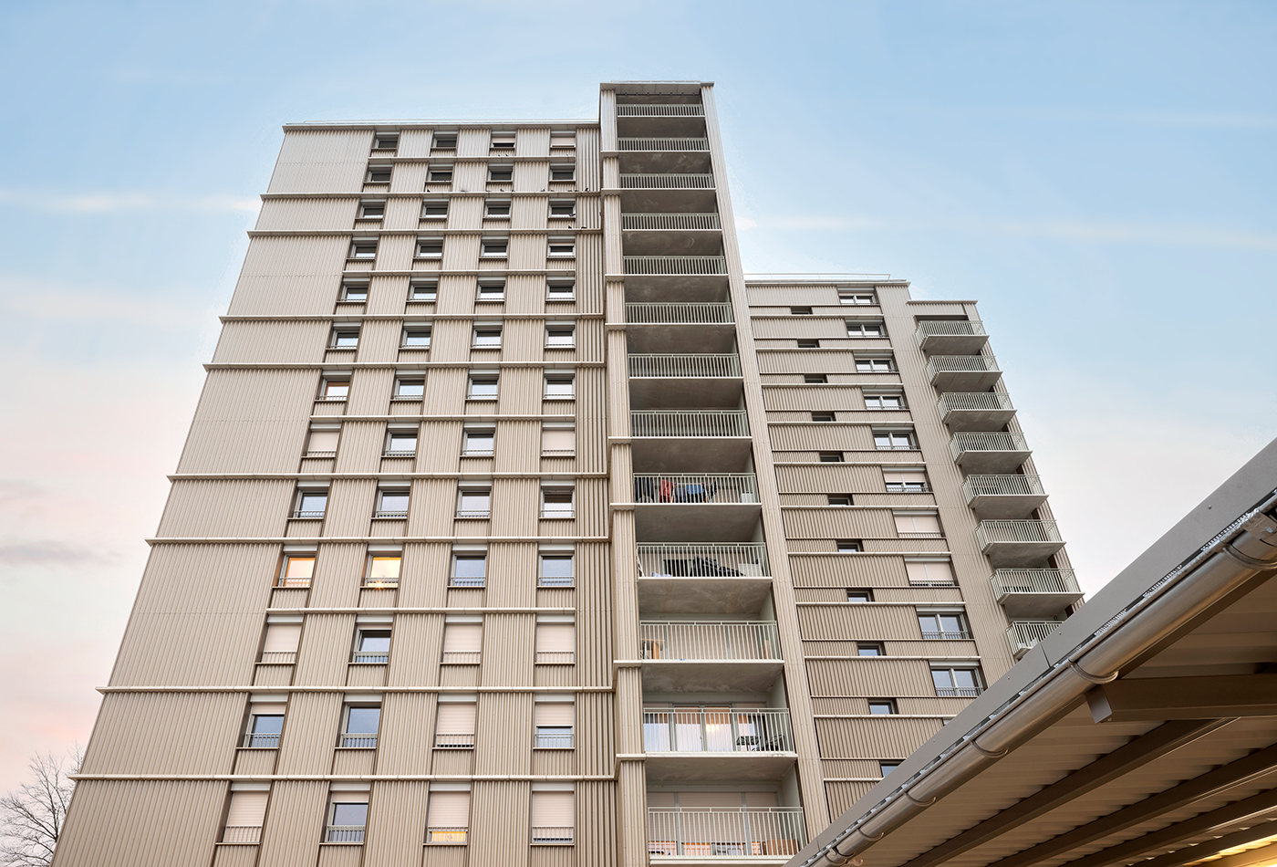 Wohnhochhaus in Regensburg mit Fassade aus Wellblech und Balkonen