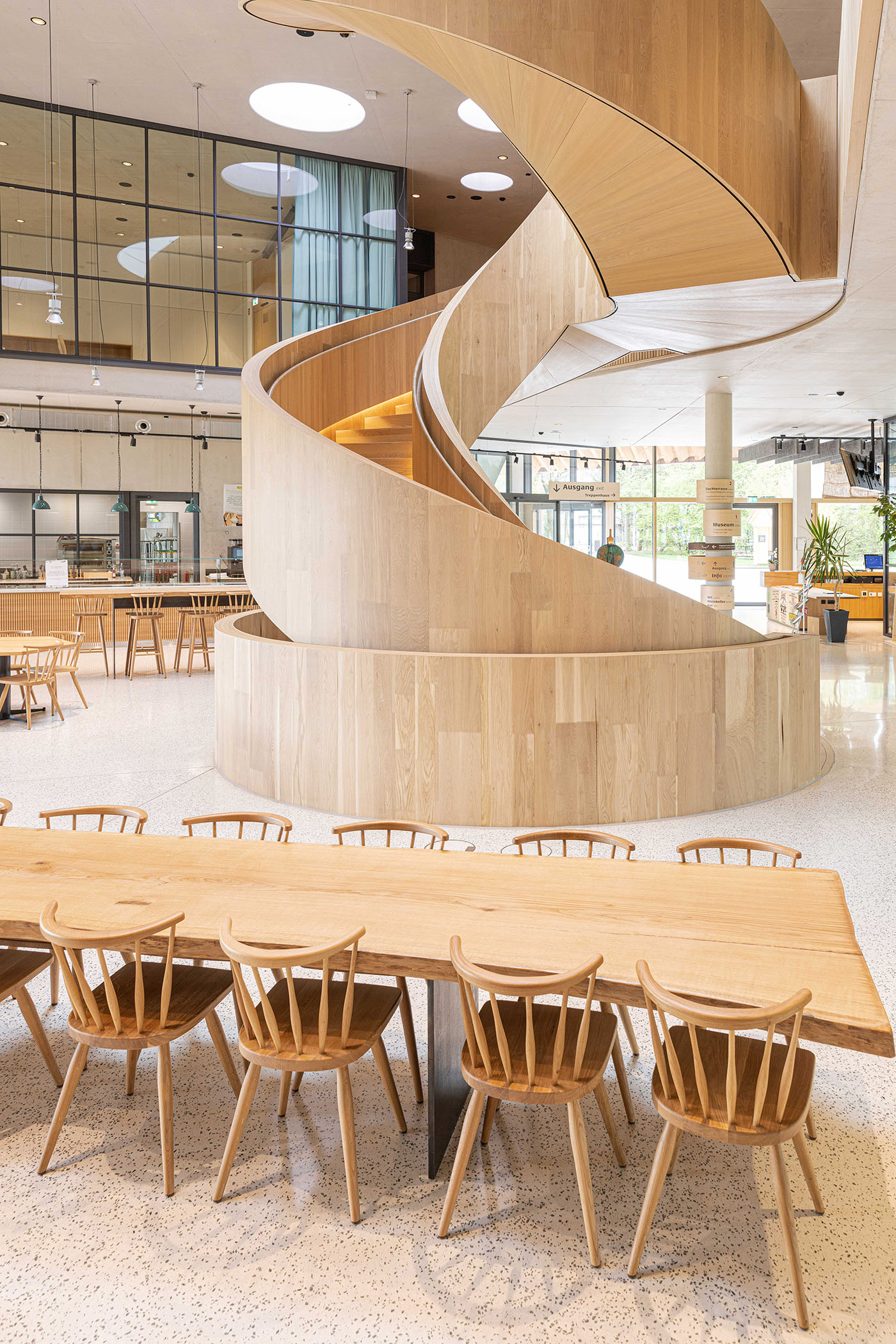 Wendeltreppe aus Holz im Rapunzel Besucherzentrum