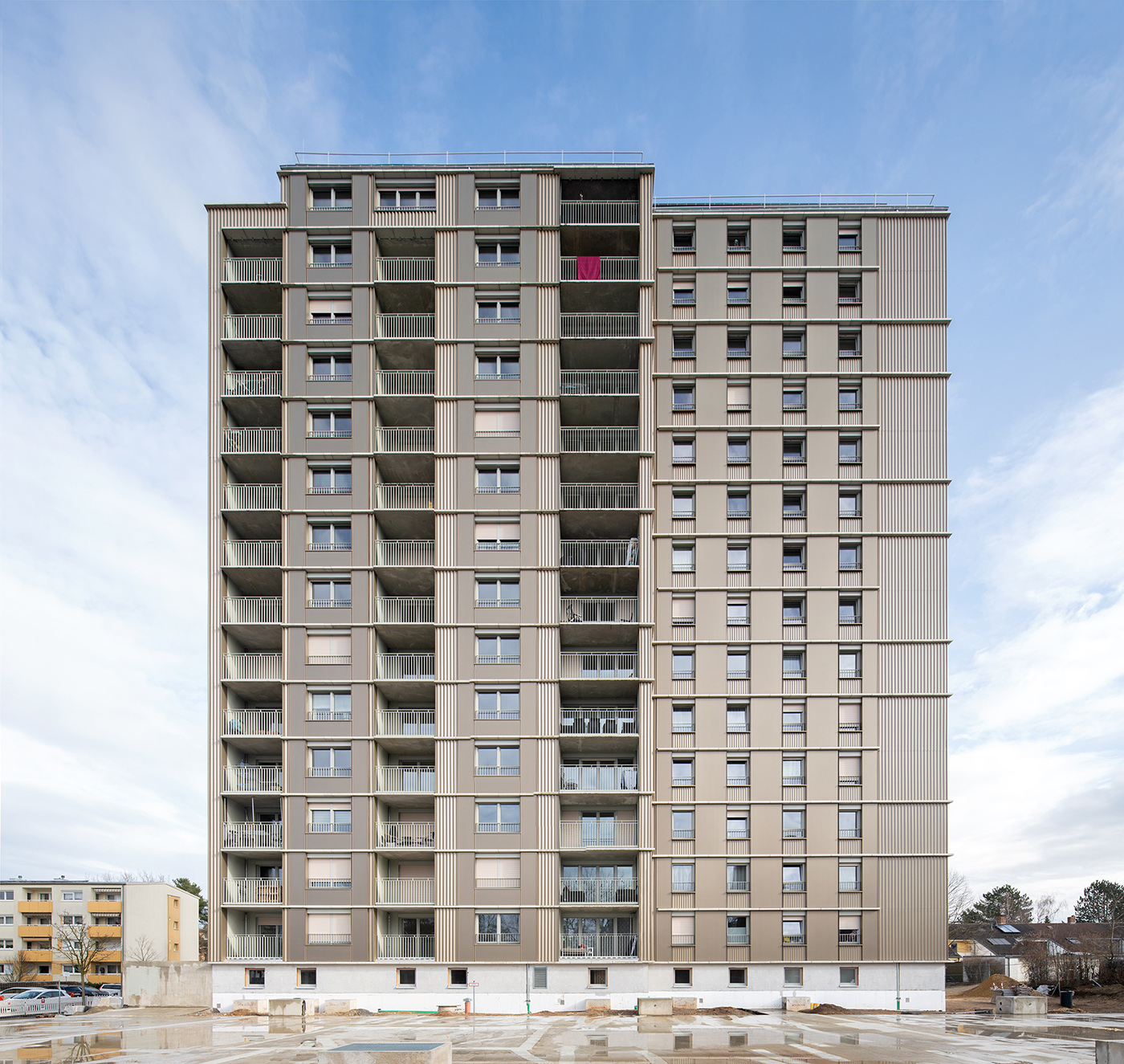 Wohnblock in Regensburg mit Loggien und Photovoltaik-Fassade