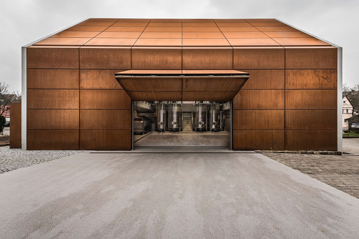 Keltereihalle im Weingut Ellwanger mit Fassade aus rostigem Stahl