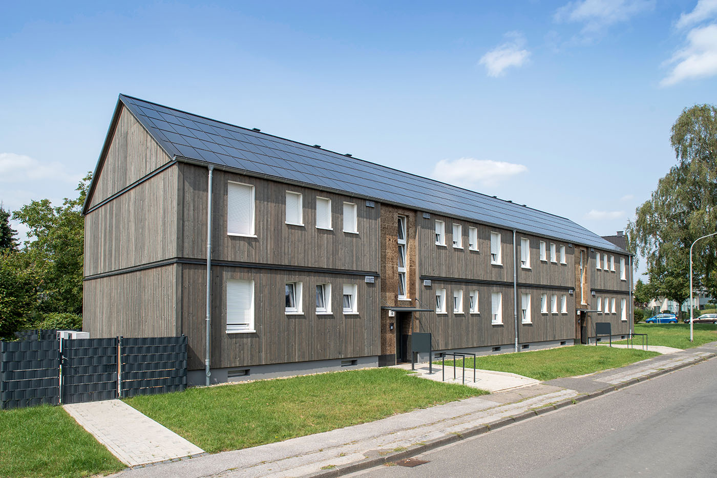 Wohnhaus mit Holzfassade und Solarzellen